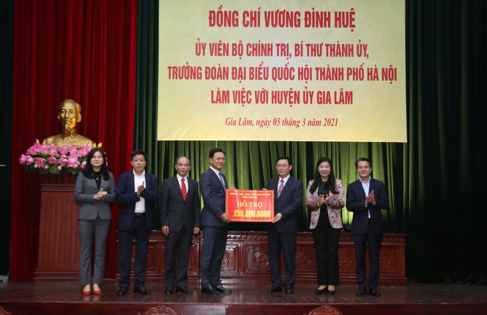Bí thư Thành ủy Vương Đình Huệ cùng các lãnh đạo Thành phố trao tặng huyện Gia Lâm 250 triệu đồng để hỗ trợ công tác phòng, chống dịch Covid-19 của huyện.