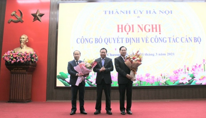 Phó Bí thư Thành ủy Hà Nội Nguyễn Văn Phong trao Quyết định, tặng hoa chúc mừng đồng chí Đinh Mạnh Hùng và đồng chí Nguyễn Đình Hoa