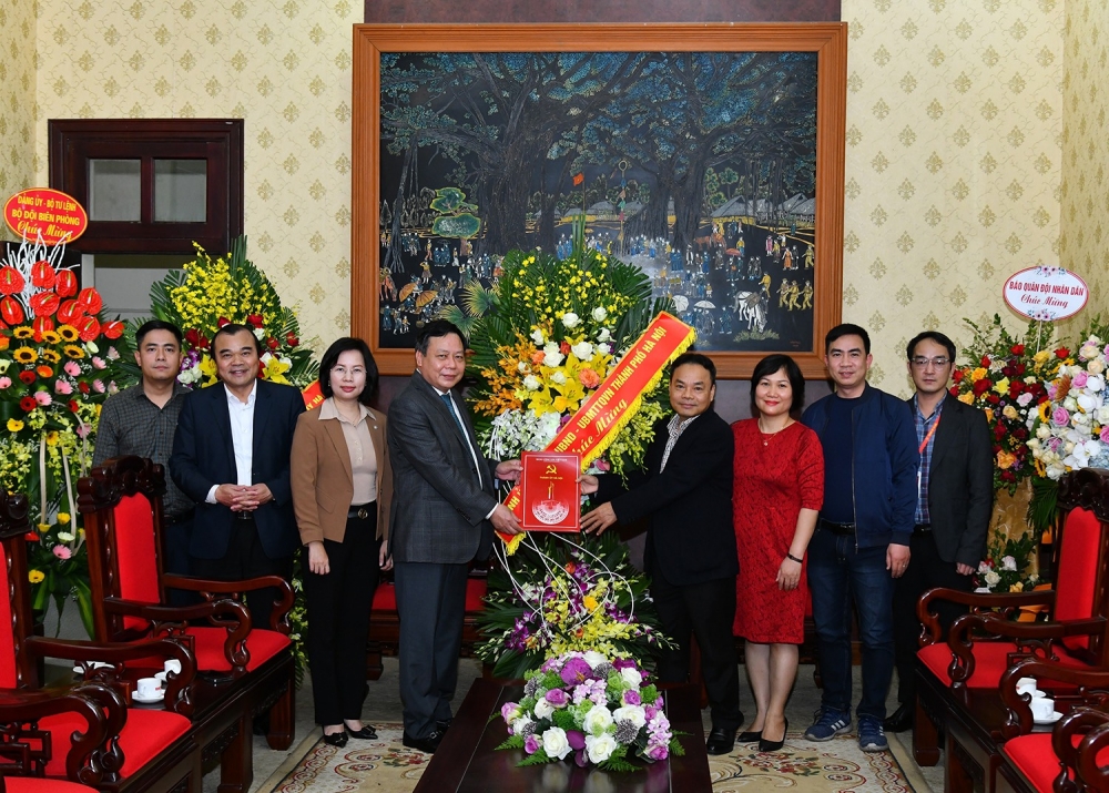 Phó Bí thư Thành ủy Hà Nội Nguyễn Văn Phong chúc mừng báo Nhân Dân nhân kỷ niệm 70 năm ngày ra số đầu tiên