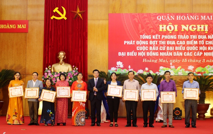 Chủ tịch Ủy ban nhân dân quận Hoàng Mai Nguyễn Minh Tâm trao Bằng khen của thành phố Hà Nội cho các tập thể