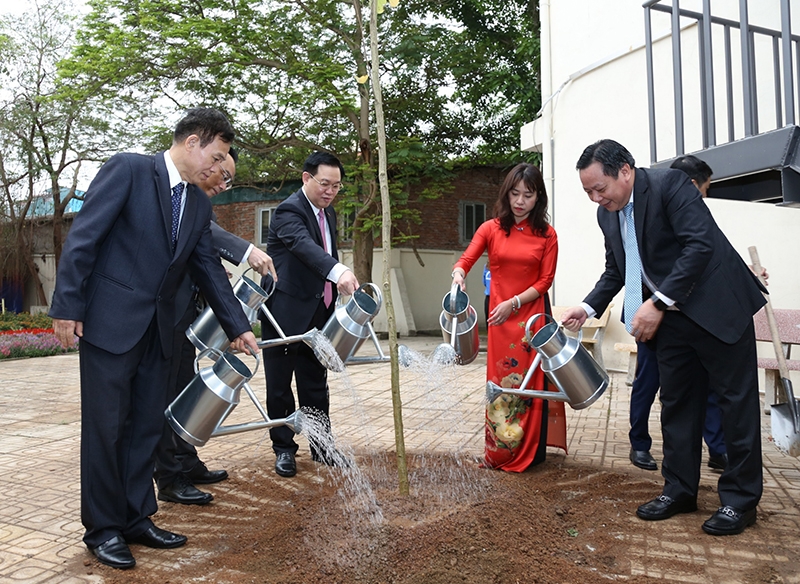 Bí thư Thành ủy Vương Đình Huệ cùng các đồng chí lãnh đạo Thành phố trồng cây trong khuôn viên Trường Đại học Thủ đô Hà Nội
