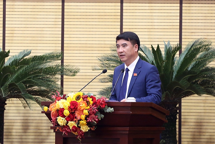 Giám đốc Sở Tài chính Nguyễn Xuân Lưu trình bày tờ trình về kinh phí bầu cử
