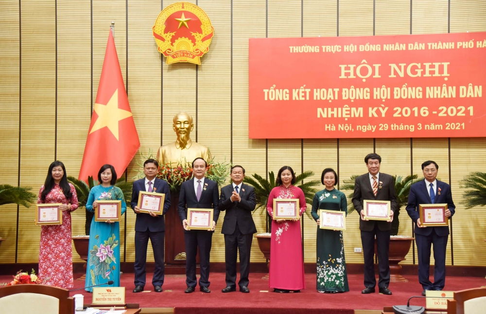 Phó Chủ tịch Quốc hội Đỗ Bá Tỵ trao danh hiệu Vì sự nghiệp xây dựng Thủ đô cho các đồng chí lãnh đạo thành phố Hà Nội.