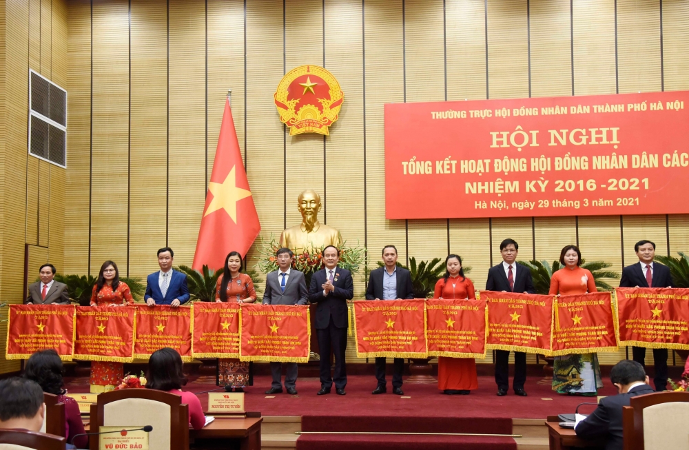 Chủ tịch Hội đồng nhân dân thành phố Hà Nội Nguyễn Ngọc Tuấn trao Cờ thi đua của Ủy ban nhân dân thành phố Hà Nội cho các tập thể có thành tích xuất sắc.
