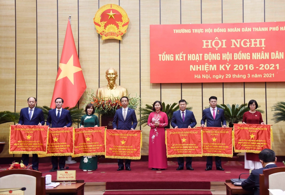 Ủy viên Trung ương Đảng, Phó Bí thư Thường trực Thành ủy Hà Nội Nguyễn Thị Tuyến trao Cờ thi đua của Ủy ban nhân dân thành phố Hà Nội cho các tập thể có thành tích xuất sắc.