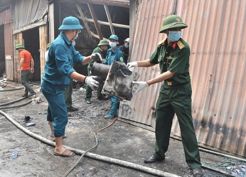 Huy động 156 cán bộ và dân quân khắc phục hậu quả vụ cháy tại phường Trung Văn