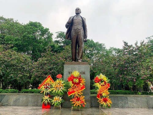 Tuổi trẻ Thủ đô dâng hoa tưởng niệm tại tượng đài V.I.Lenin