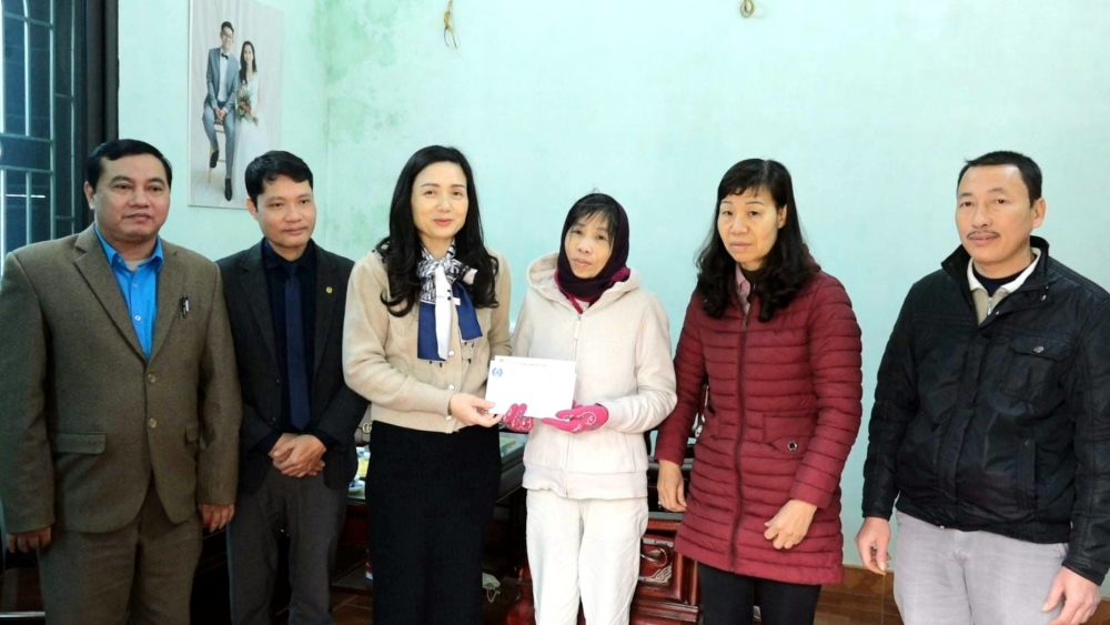 Liên đoàn Lao động huyện Thanh Oai và Quỹ trợ vốn Liên đoàn Lao động thành phố Hà Nội tặng quà cho công nhân lao động có hoàn cảnh khó khăn