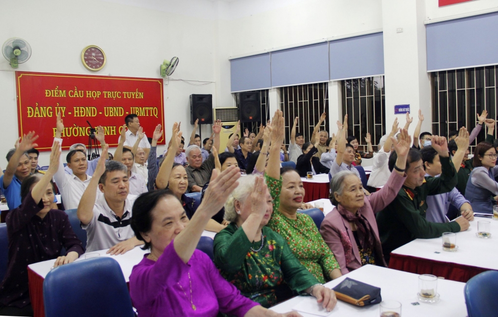 Cử tri Tổ dân phố số 34 (phường Định Công) biểu quyết giới thiệu ông Đinh Tiến Dũng ứng cử đại biểu Quốc hội khóa XV