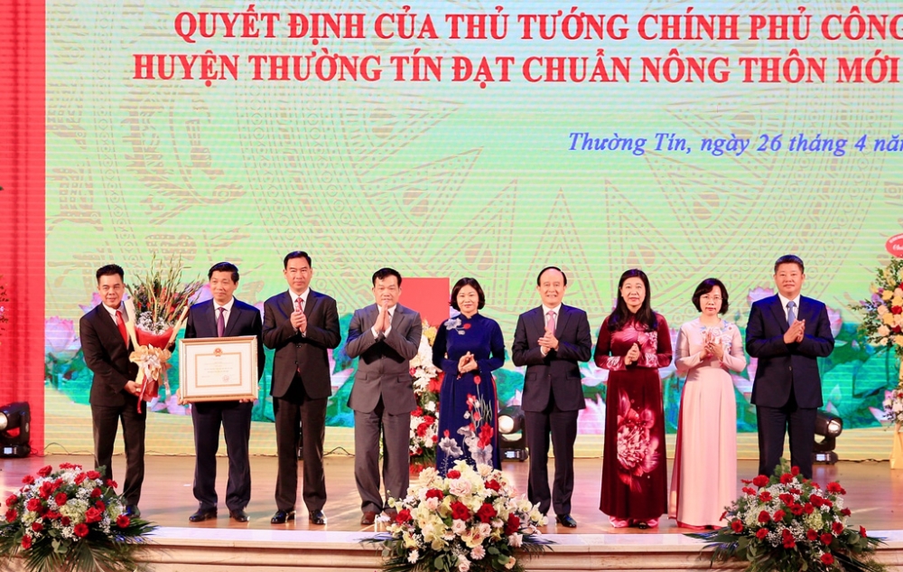 Các đồng chí lãnh đạo thành phố Hà Nội trao Quyết định và tặng hoa chúc mừng huyện Thường Tín