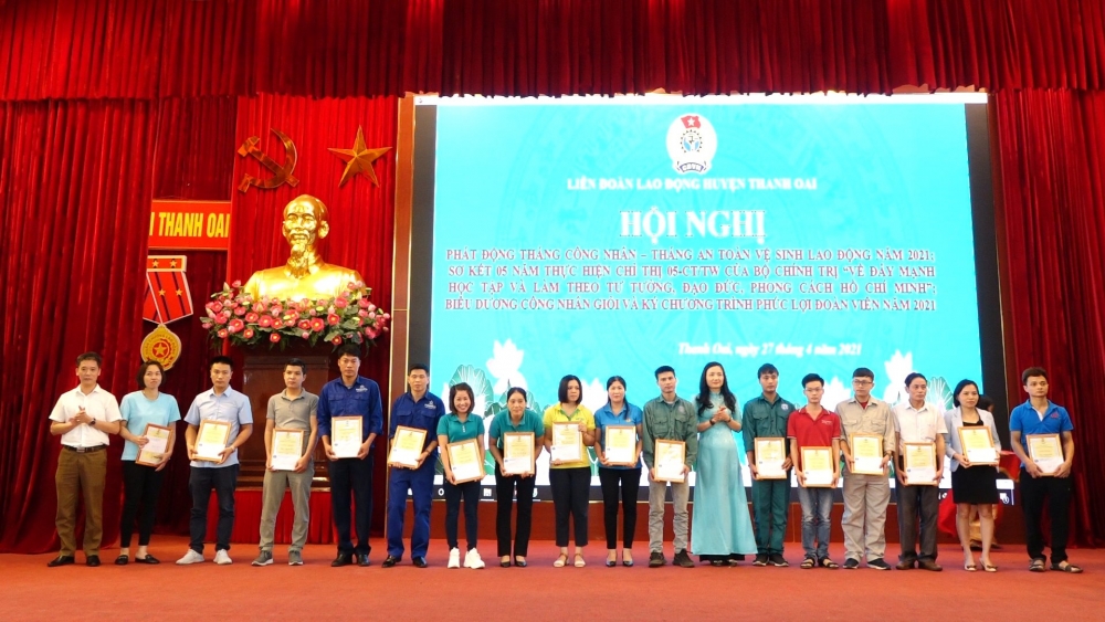 Chánh Văn phòng Huyện ủy Thanh Oai Hoàng Quốc Đạt và Chủ tịch Liên đoàn Lao động huyện Thanh Oai Nguyễn Thị Hảo trao chứng nhận cho công nhân giỏi