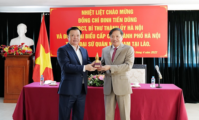 Bí thư Thành ủy Hà Nội thăm cán bộ, nhân viên Đại sứ quán Việt Nam tại Lào