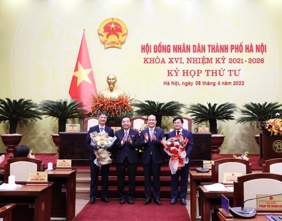 Lãnh đạo thành phố Hà Nội tặng hoa chúc mừng ông Nguyễn Anh Dũng và ông Trương Việt Dũng. (Ảnh: Nhật Nam)