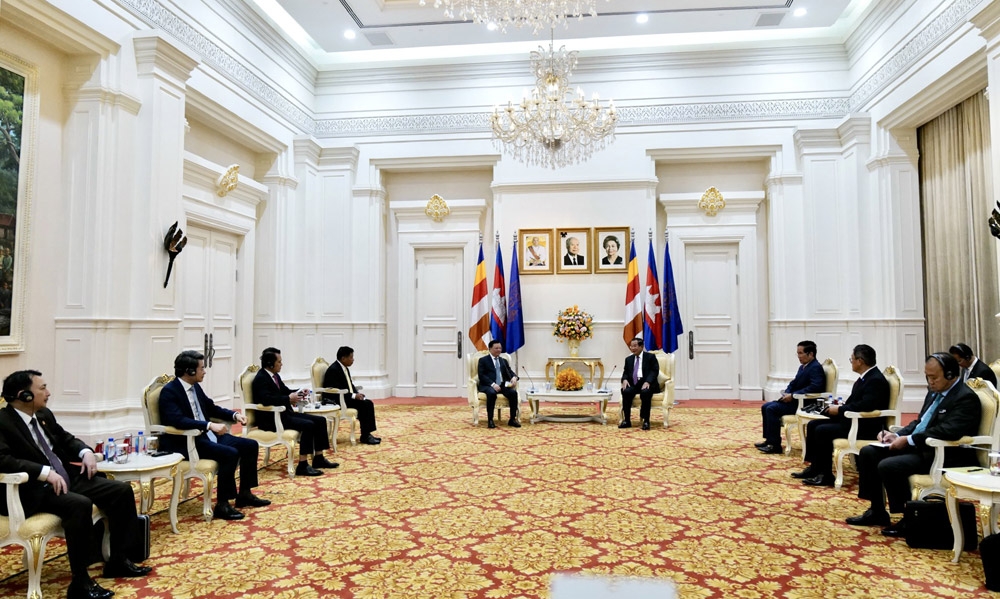 Chủ tịch Đảng Nhân dân Campuchia (CPP), Thủ tướng Vương quốc Campuchia Samdech Hun Sen tiếp Ủy viên Bộ Chính trị, Bí thư Thành ủy Hà Nội Đinh Tiến Dũng và Đoàn đại biểu cấp cao thành phố Hà Nội.