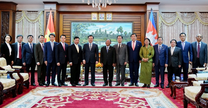 Chủ tịch Quốc hội Samdech Heng Samrin tiếp Ủy viên Bộ Chính trị, Bí thư Thành ủy Hà Nội Đinh Tiến Dũng và Đoàn đại biểu cấp cao thành phố Hà Nội.