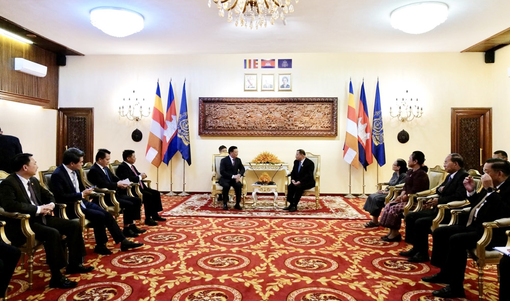 Chủ tịch Thượng viện Samdech Say Chhum tiếp Ủy viên Bộ Chính trị, Bí thư Thành ủy Hà Nội Đinh Tiến Dũng và Đoàn đại biểu cấp cao thành phố Hà Nội.