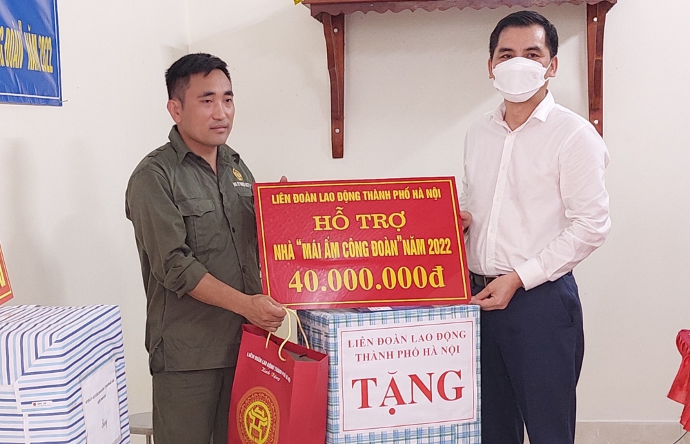 Trao “Mái ấm Công đoàn” cho đoàn viên Chu Văn Tuân