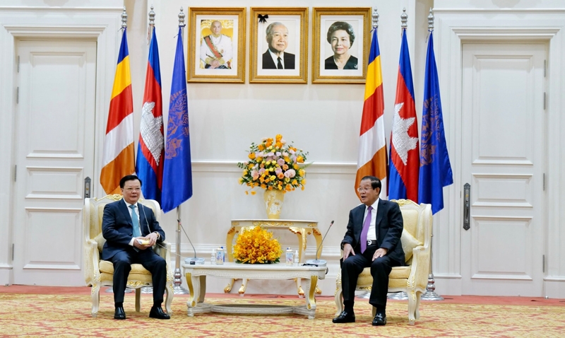 Thủ tướng Vương quốc Campuchia Samdech Hun Sen tiếp Ủy viên Bộ Chính trị, Bí thư Thành ủy Hà Nội Đinh Tiến Dũng. (Ảnh: Ngọc Hà)