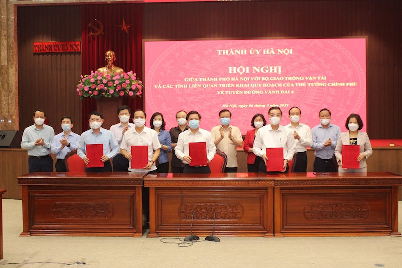 Lãnh đạo thành phố Hà Nội và các địa phương, cùng Bộ Giao thông Vận tải ký kết biên bản thống nhất sơ bộ về việc triển khai dự án vành đai 4. (Ảnh: Thanh Hải)