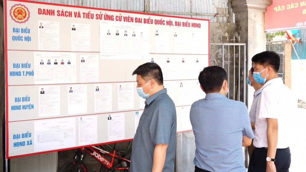 Lãnh đạo huyện Thanh Oai kiểm tra công tác chuẩn bị bầu cử tại xã Tân Ước. (Ảnh: Hải Ly)