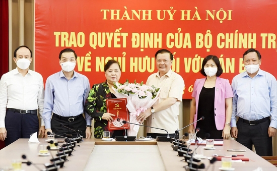 Đồng chí Nguyễn Thị Bích Ngọc nhận quyết định nghỉ hưu