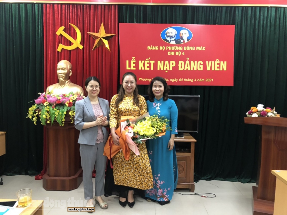 Bí thư Đoàn phường Đống Mác Nguyễn Tuyết Mai (đứng giữa) vinh dự được kết nạp trở thành đảng viên, ngày 4/4/2021. (Ảnh: NC)