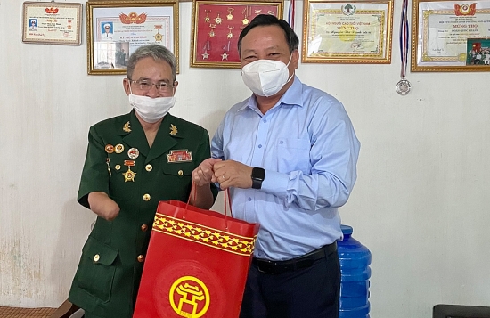 Phó Bí thư Thành ủy Nguyễn Văn Phong thăm, tặng quà gia đình chính sách