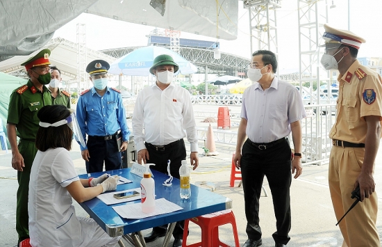 Lãnh đạo thành phố Hà Nội thị sát chốt kiểm soát cửa ngõ Thủ đô