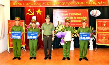 Công an Bắc Giang trao thưởng vụ bắt đối tượng, vận chuyển, tàng trữ 9 bánh heroin