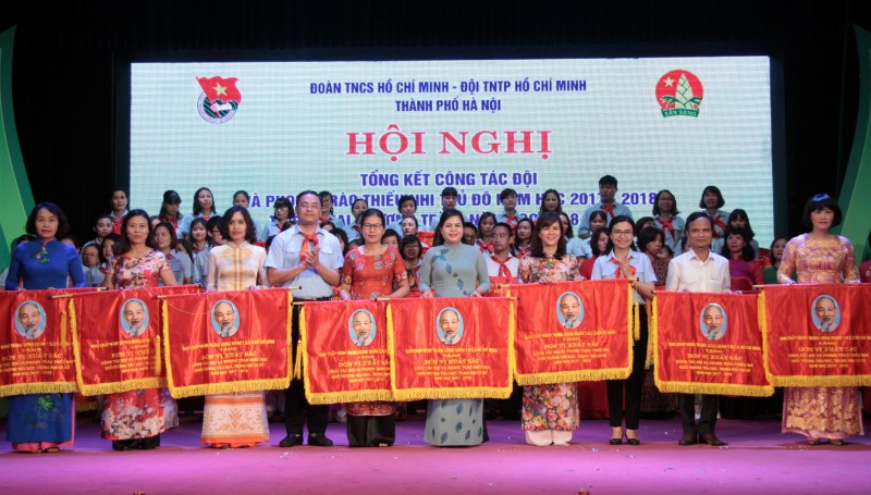 Hội đồng Đội Thành phố Hà Nội nhận cờ thi đua xuất sắc