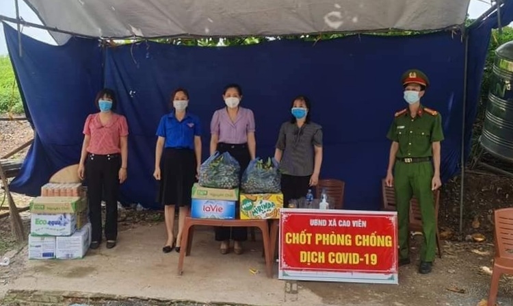 Thanh Oai: Tặng quà động viên các chốt kiểm dịch trên địa bàn huyện