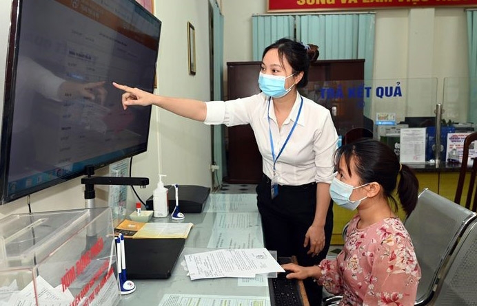 Hà Nội tiếp tục đẩy mạnh ứng dụng công nghệ thông tin vào giải quyết thủ tục hành chính (ảnh chụp trước ngày thành phố Hà Nội thực hiện giãn cách xã hội). (Ảnh: Hữu Duyên)