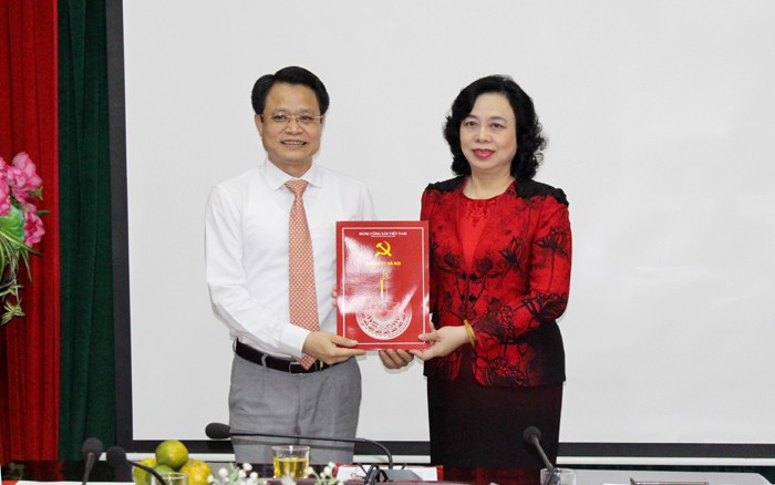 Trao quyết định về công tác cán bộ tại Ban Dân vận Thành ủy Hà Nội