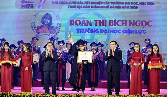 Hà Nội tặng bằng khen cho 88 thủ khoa xuất sắc năm 2020