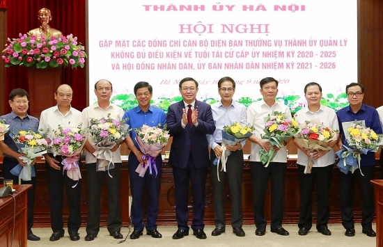 Thành ủy Hà Nội gặp mặt 78 cán bộ không đủ điều kiện tái cử