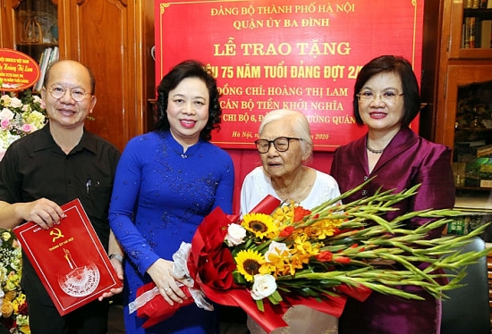 Hà Nội trao Huy hiệu 75 năm tuổi Đảng cho đồng chí Hoàng Thị Lam