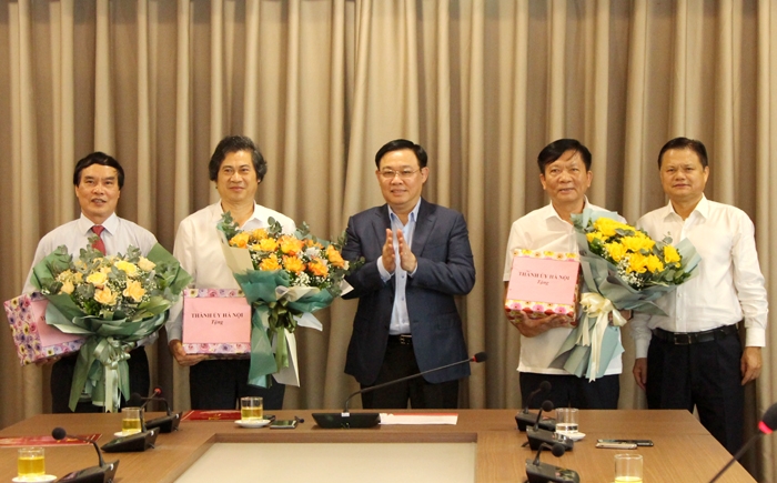 Bí thư Thành ủy Vương Đình Huệ trao quyết định nghỉ hưu cho 3 Thành ủy viên