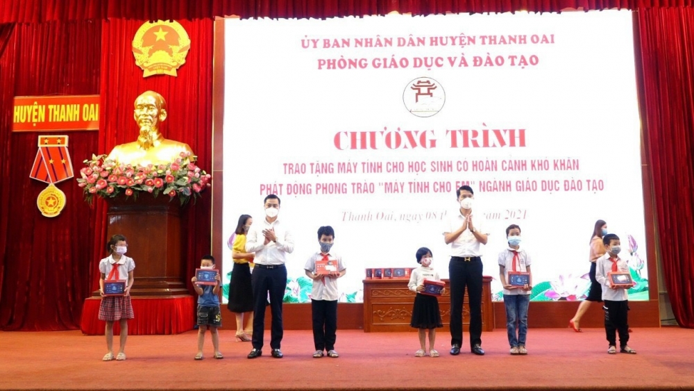 Huyện Thanh Oai tặng máy tính bảng cho học sinh có hoàn cảnh khó khăn