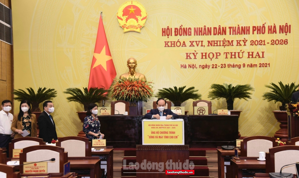 Đại biểu HĐND thành phố Hà Nội ủng hộ hơn 114 triệu đồng vào chương trình "Sóng và máy tính cho em"