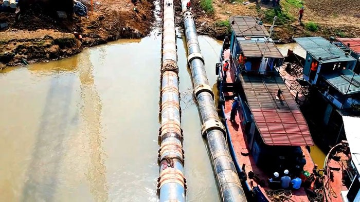 Nhà máy nước mặt sông Đuống dẫn nước sạch qua sông Hồng
