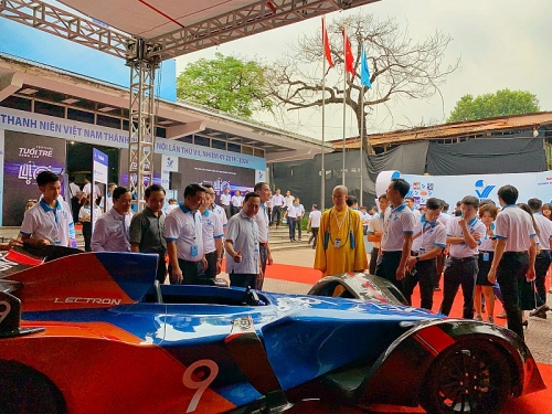 Trưng bày xe đua công thức 1 chạy bằng điện đầu tiên của Việt Nam