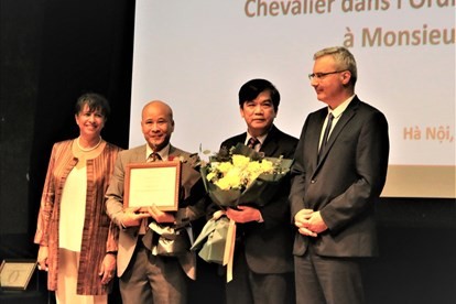 Hai học giả Việt Nam nhận Huân chương Hiệp sĩ của Pháp