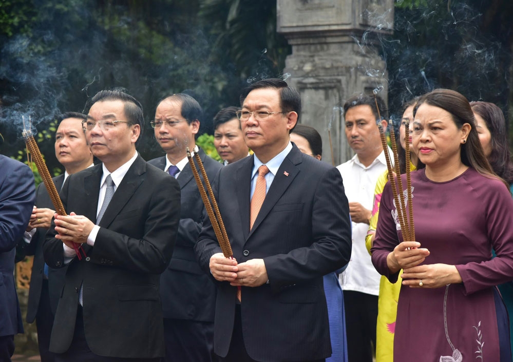 Đoàn đại biểu thành phố Hà Nội dâng hương tưởng niệm các bậc tiên đế tại Cố đô Hoa Lư