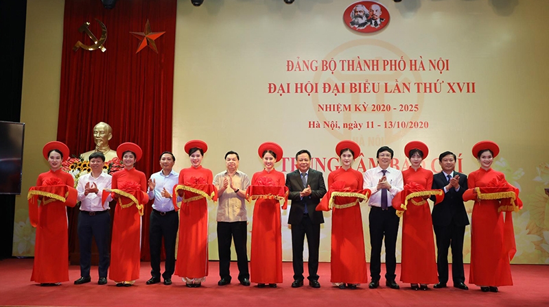 Các đồng chí lãnh đạo Trung ương và thành phố Hà Nội cắt băng khai trương Trung tâm báo chí phục vụ Đại hội lần thứ XVII Đảng bộ thành phố Hà Nội