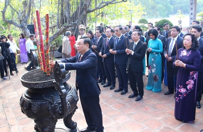 Đoàn đại biểu thành phố Hà Nội dâng hương tưởng niệm các vị liệt tổ, liệt tông, Chủ tịch Hồ Chí Minh và các Anh hùng liệt sĩ
