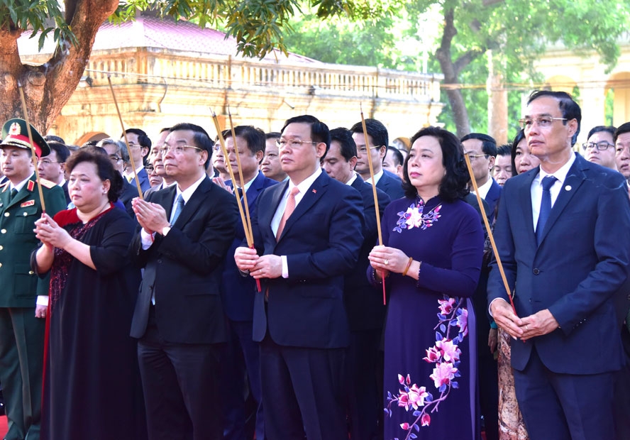 Đoàn đại biểu thành phố Hà Nội dâng hương tưởng niệm các vị liệt tổ, liệt tông, Chủ tịch Hồ Chí Minh và các Anh hùng liệt sĩ