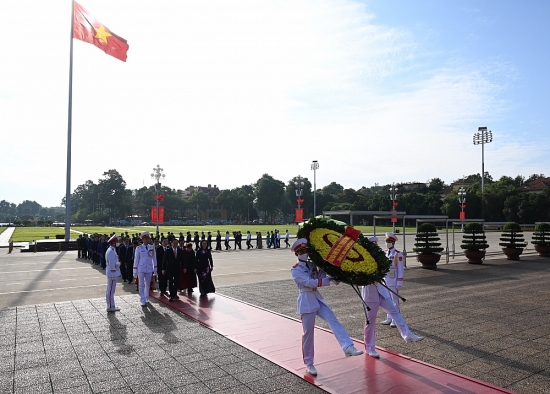 Đoàn đại biểu thành phố Hà Nội dâng hương tưởng niệm các vị liệt tổ, liệt tông, Chủ tịch Hồ Chí Minh và các Anh hùng liệt sĩ