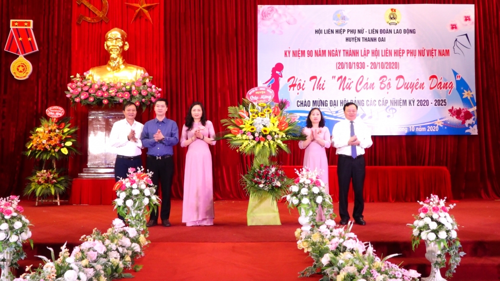Lãnh đạo huyện Thanh Oai tặng hoa chúc mừng Ban Tổ chức hội thi