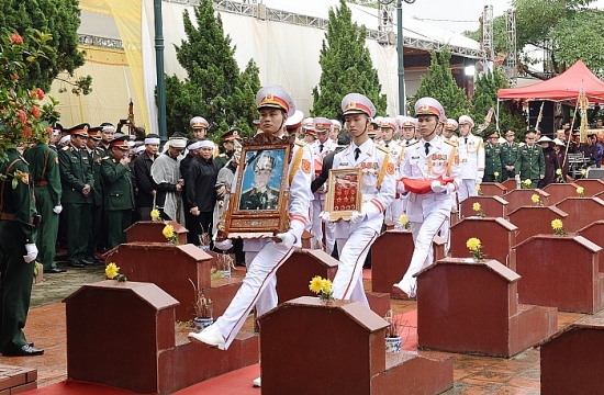 Đón đồng chí Thiếu tướng Nguyễn Hữu Hùng về đất Mẹ