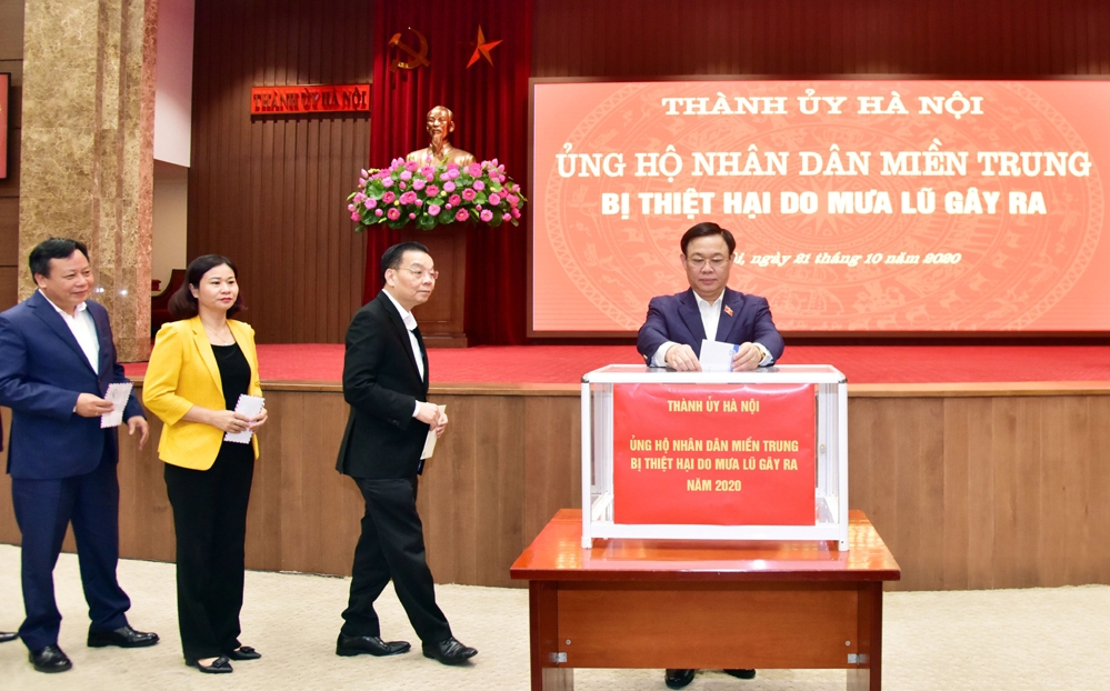 Thành ủy Hà Nội quyên góp ủng hộ đồng bào các tỉnh miền Trung